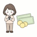 スマートフォンを見る人とお金(海外事務手数料の記事)