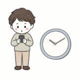 スマートフォンを見る人と時計（引き落とし時間の記事）