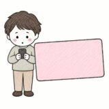 スマートフォンを見る人とクレジットカード（Suicaにカードでチャージする記事）