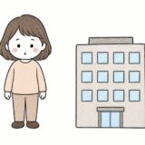 会社の建物の前に立つ人（カードの発行会社とはの記事）