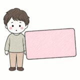 クレジットカードを前に立つ人（名義人のローマ字表記の記事）
