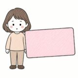 クレジットカードを前に立つ人（4枚持ちの記事）
