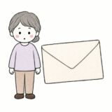 封筒を前に立つ年配の人（カードの安全な送り方の記事）
