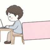 ノートPCに向かう人とクレジットカード（掲示板で人気のカードの記事）