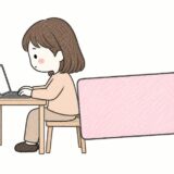 ノートPCに向かう人とクレジットカード（Amazonの支払いカードを変える記事）