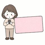 スマートフォンを見る人とクレジットカード（ドコモの支払いカードを変える記事）